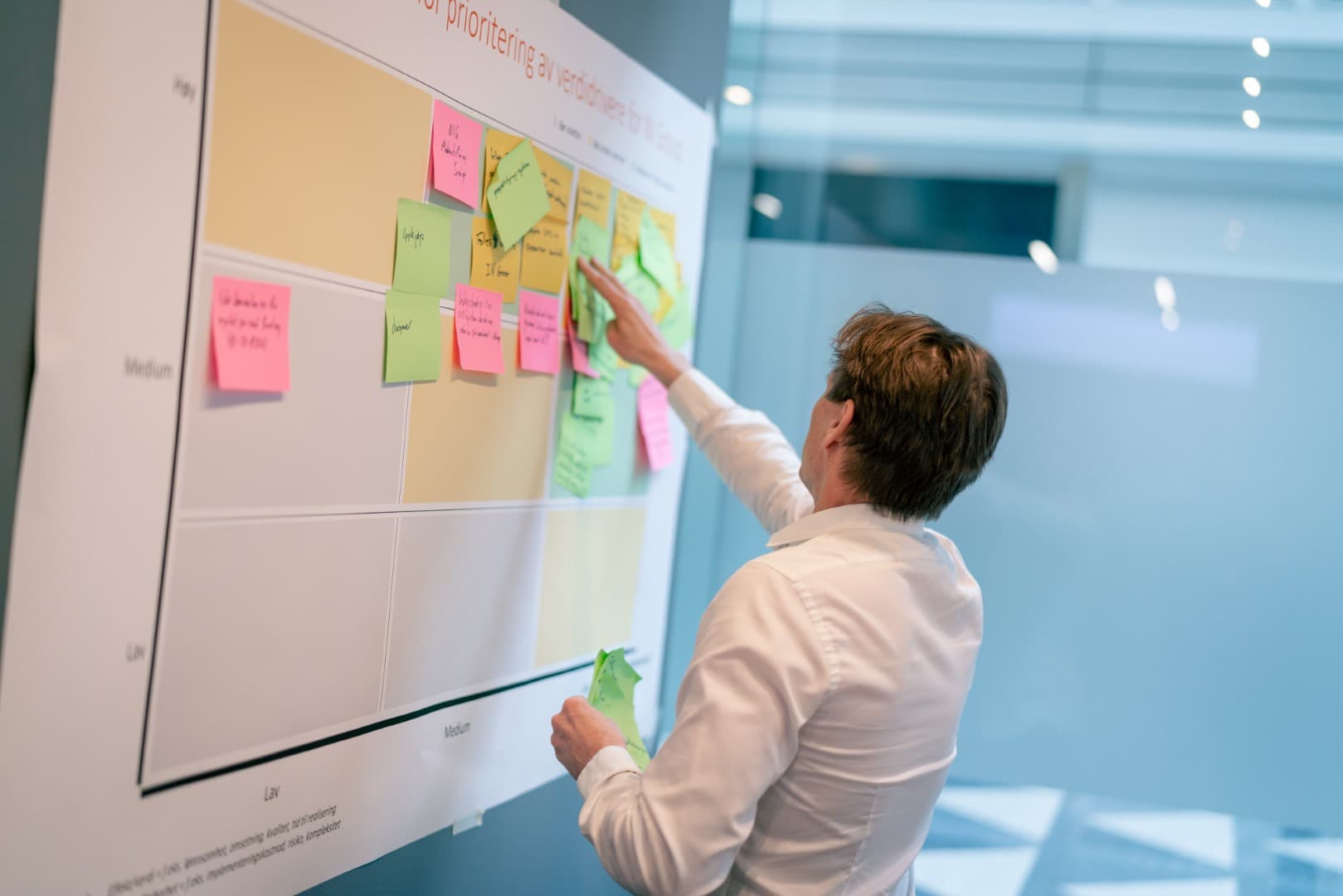 Ønsker du å styrke kvaliteten og effektiviteten i din utdanningsorganisasjon? ISO 21001-standarden er utviklet for utdanningsinstitusjoner og gir deg verktøyene du trenger for å implementere et robust ledelsessystem som sikrer kontinuerlig forbedring.